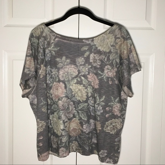 NWOT Happening In The Present Floral Love Tee HIP - Picture 2 of 4